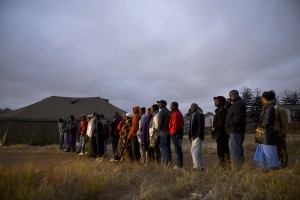 Voters queue to cast their votes in Zimbabwe elections in Mbare, Harare on election day, July 31, 2013. 