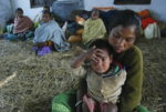 Displaced Indian villagers take shelter