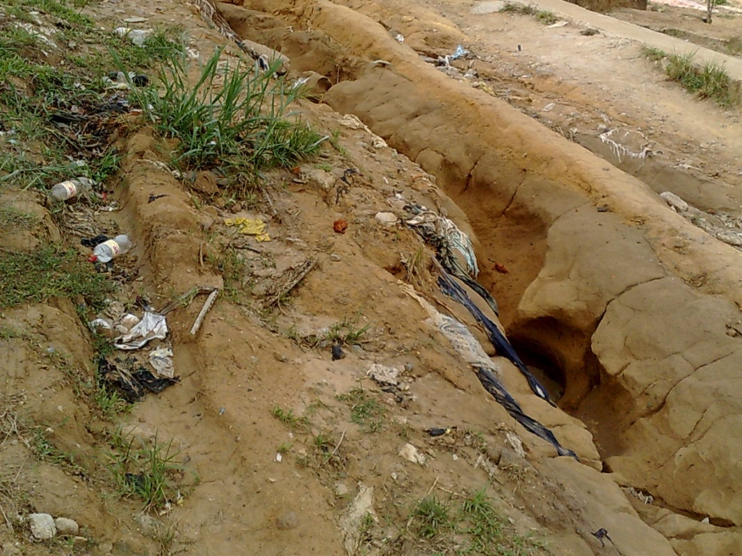 A road near the Gaz du Cameroon plant. Photo by Christian Locka.